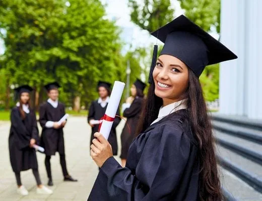 Joven con título universitario